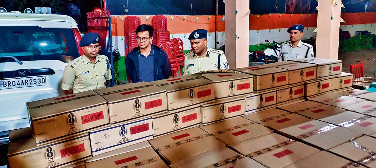 Chhapra News : मांझी पुलिस ने 36 लाख रुपये की शराब के साथ पिकअप चालक को किया गिरफ्तार