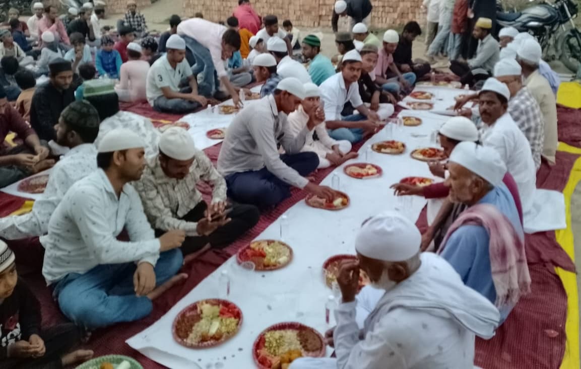 इफ्तार पार्टी में देश-दुनिया के अमन की मांगीं दुआएं