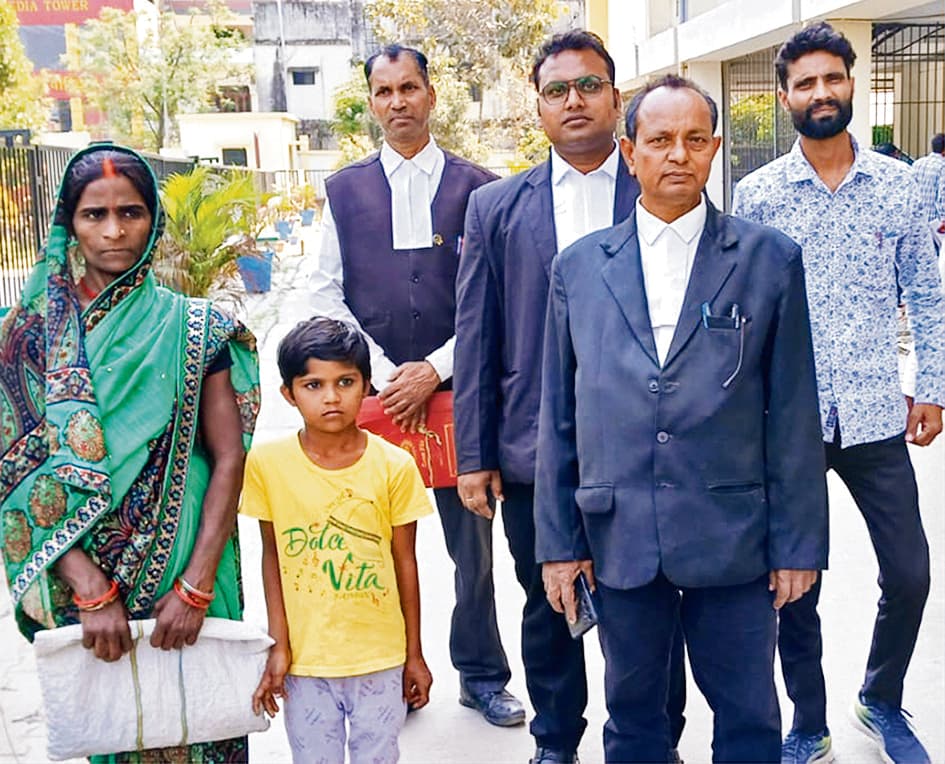 Gopalganj News : इंसाफ के लिए अपनी मां के साथ सात साल की बच्ची कोर्ट में पहुंची, कहा- खेत के लिए बड़ी मम्मी व दीदी ने मेरे भाई काे मार डाला