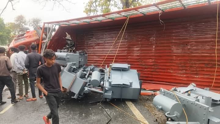 Giridih News :पेड़ से टकराकर ट्रांसफॉर्मर लदा ट्रक पलटा