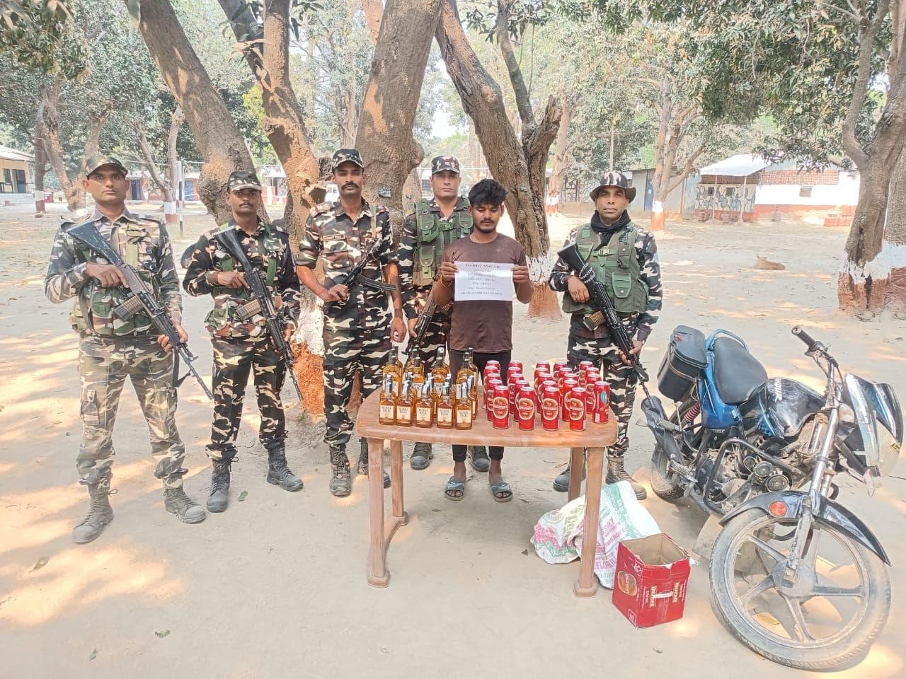 Madhubani News : एसएसबी जवानों ने तस्कर को पकड़ा फोटो: 15परिचय: एसएसबी हिरासत में आरोपितप्रतिनिधि, बासोपट्टी भारत नेपाल सीमा पर एसएसबी जवान ने एक शराब तस्कर को पकड़ा है. 48 वीं वाहिनी सशस्त्र सीमा बल जयनगर की सीमा चौकी जानकीनगर ने भारतीय सीमा पर एक शराब तस्करी की कोशिश को विफल किया. सीमा चौकी जानकीनगर के जवानों ने नियमित गश्ती के दौरान सीमा पर गिरफ्तार किया. तस्कर नेपाल से शराब की तस्करी कर भारत में प्रवेश कर रहा था. पकड़े गए व्यक्ति की पहचान फेंट गांव निवासी मो. असगर 22 वर्ष के रूप में हुई है. जब्त सामान में 20 पीस किंगफिशर बियर,12 पीस रॉयल ब्लू लिकर एवं16 पीस रॉयल ब्लू शराब शामिल है. इस कार्रवाई को अंजाम देने वाली टीम को श्री संतोष कुमार निमोरिया, उप कमांडेंट (प्रचालन) ने बधाई दी है. साथ ही 48 वीं वाहिनी के कमांडेंट श्री गोविंद सिंह भंडारी ने इस सफल ऑपरेशन पर कहा कि सीमा सुरक्षा को लेकर हमारी टीम पूरी तरह से तत्पर है. सशस्त्र सीमा बल की यह कार्रवाई नेपाल-भारत सीमा पर तस्करी की कोशिशों को रोकने के लिए निरंतर जारी संघर्ष का एक हिस्सा है. इधर एसएसबी ने यह बासोपट्टी थाना पुलिस को सुपुर्द कर दिया है.