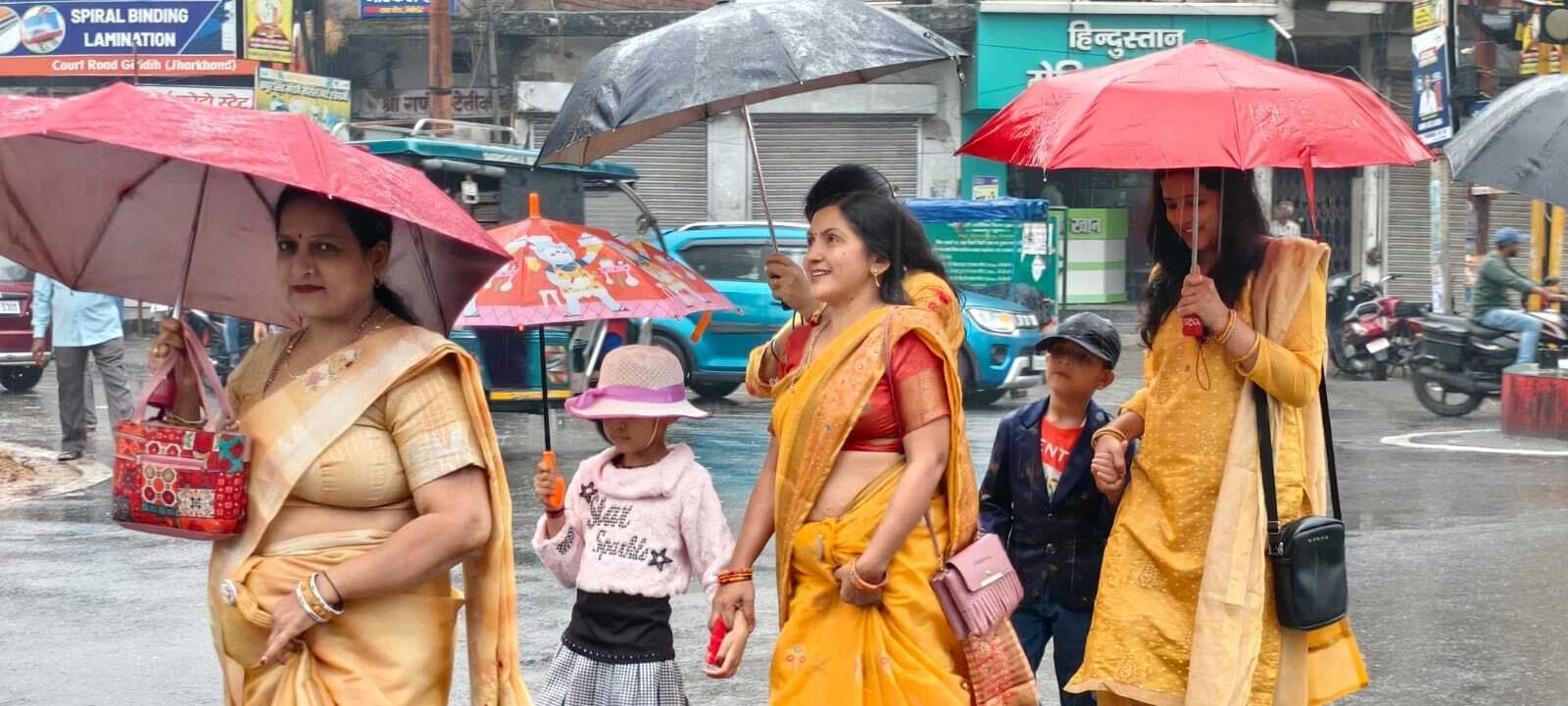 Giridih News :लगातार दूसरे दिन भी झमाझम बारिश से जनजीवन अस्त-व्यस्त