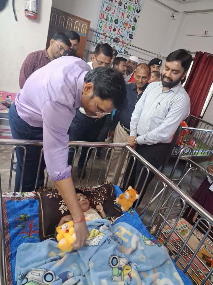 Madhubani News : डीएम ने बालिका गृह का निरीक्षण कर आधारभूत संरचना की ली जानकारी