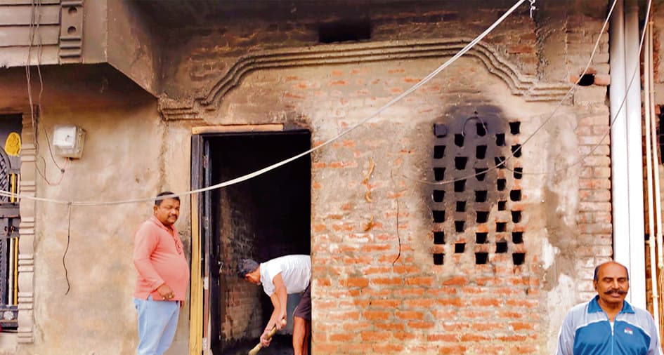 Gaya News : कर रहा था स्कूटी चार्ज, लगी आग, तीन लाख रुपये का नुकसान