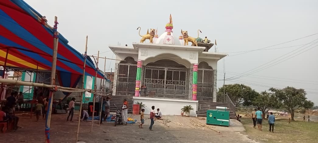 चैती दुर्गा पूजा व रामनवमी की तैयारी जोरों पर, मूर्ति बनाने में जुटे हैं कलाकार