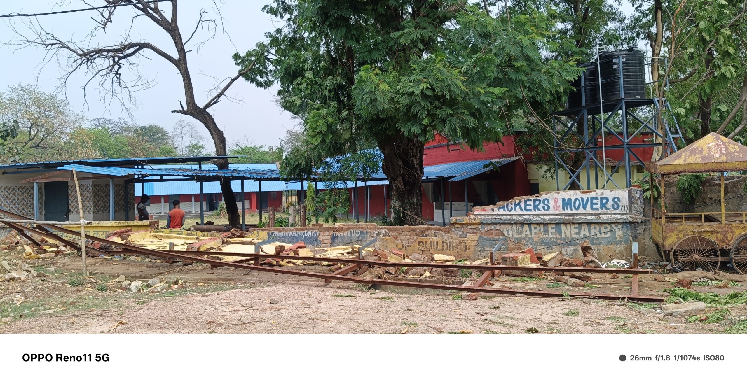 West Singhbhum News : शहर में आंधी-पानी ने मचायी तबाही, टूटे बिजली के पोल, गिरे पेड़