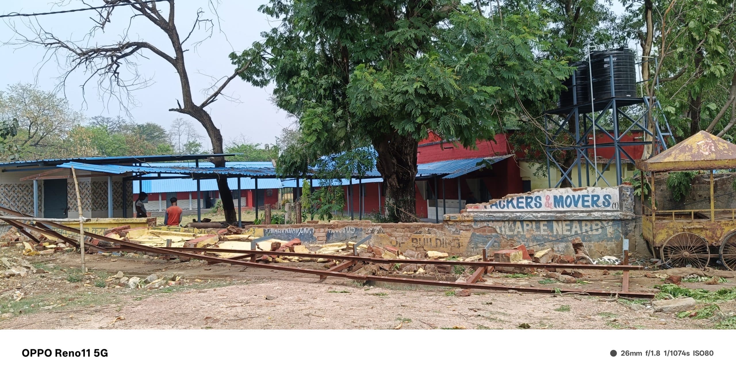 West Singhbhum News : शहर में आंधी-पानी ने मचायी तबाही, टूटे बिजली के पोल, गिरे पेड़