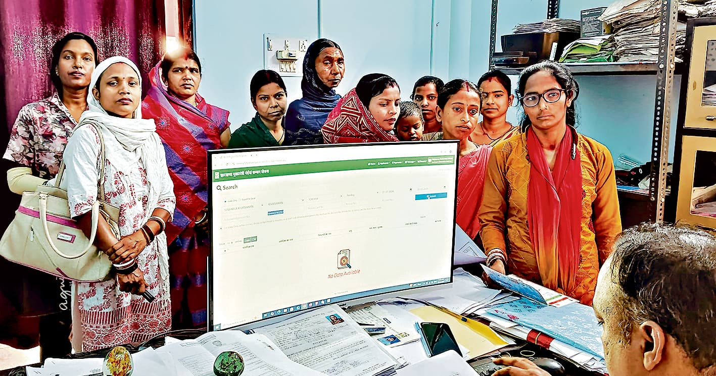 seraikela kharsawan news: ₹7500 की उम्मीद में भटकती रहीं महिलाएं, योजना की राशि न मिलने से बढ़ी नाराजगी