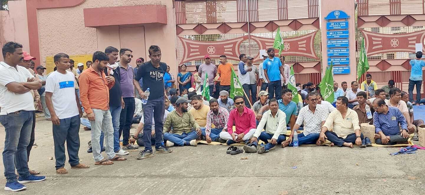 East Singbhum News : मऊभंडार कारखाना चालू नहीं हुआ, तो अयस्क बाहर नहीं जाने देंगे