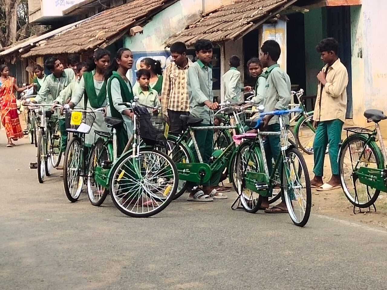 East Singhhum News : बिना हवा के 679 साइकिलें बांटीं, सात किमी धकेल कर ले गये बच्चे