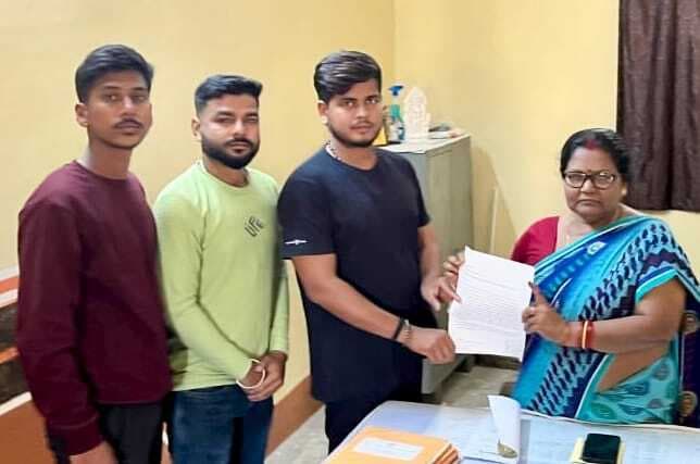 East Singhhum News : कंप्यूटर ऑपरेटर को बना दिया हिंदी शिक्षक, छात्र नेताओं ने जताया विरोध