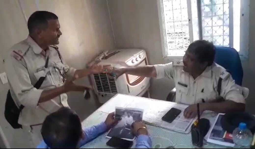 Jamshedpur News : मानगो में आधे घंटे में एक ही गाड़ी का दो बार कटा चालान, एएसआई सस्पेंड