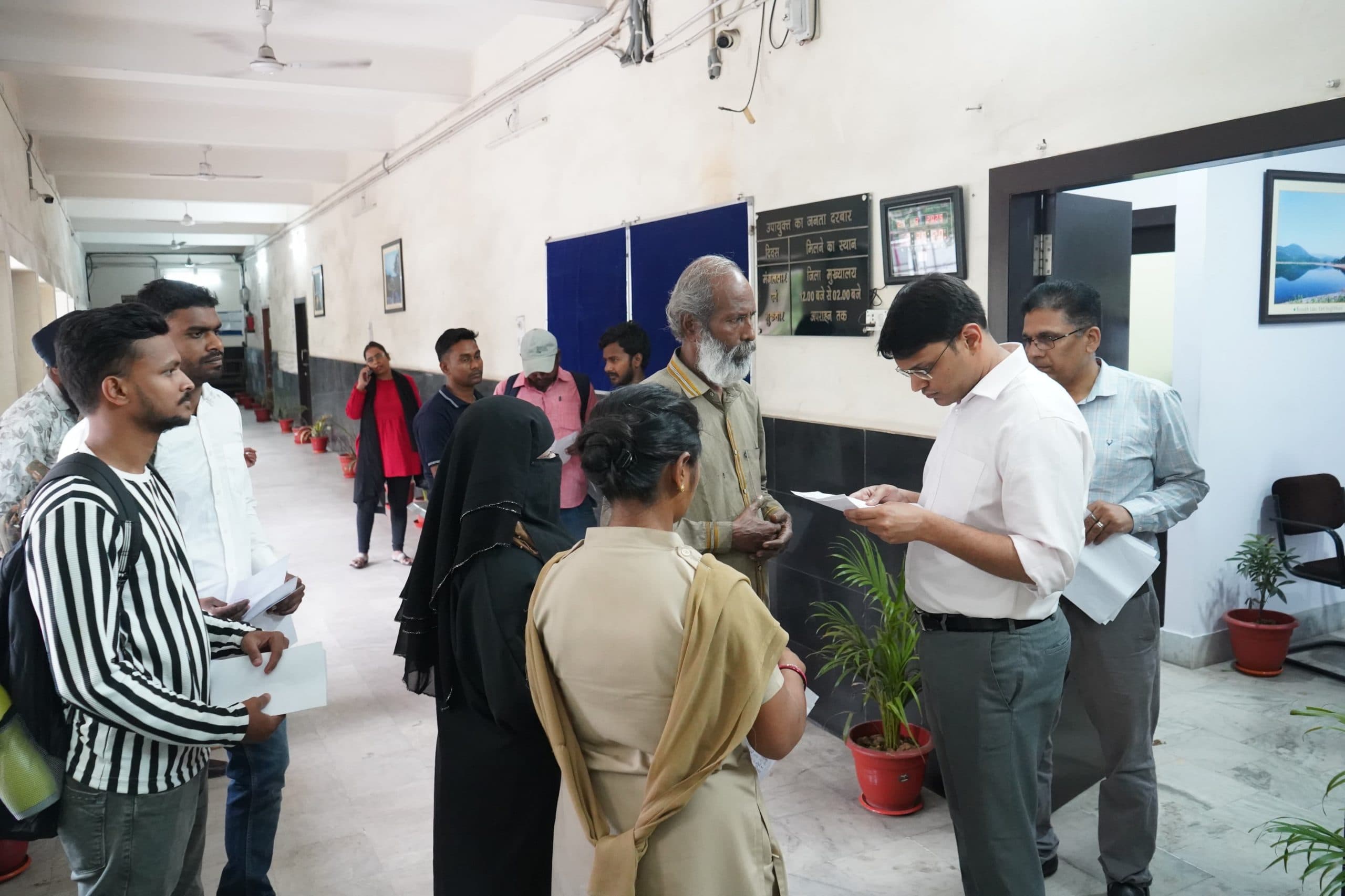 Jamshedpur News : जनता दरबार में 70 लोगों ने रखी समस्याएं, कई का ऑन स्पॉट निष्पादन