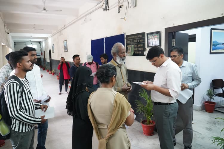 Jamshedpur News : जनता दरबार में 70 लोगों ने रखी समस्याएं, कई का ऑन स्पॉट निष्पादन