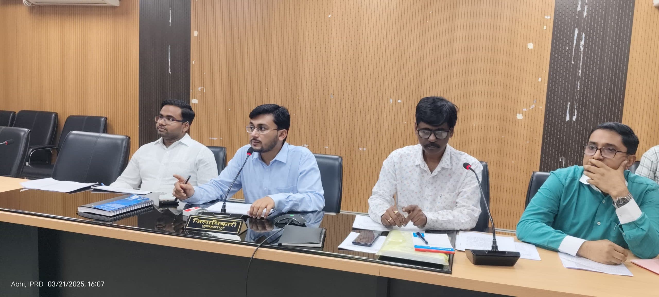 डीएम का सख्त आदेश, अंचलों में लंबित कार्य 15 अप्रैल तक निपटाएं, वरना होगी कार्रवाई