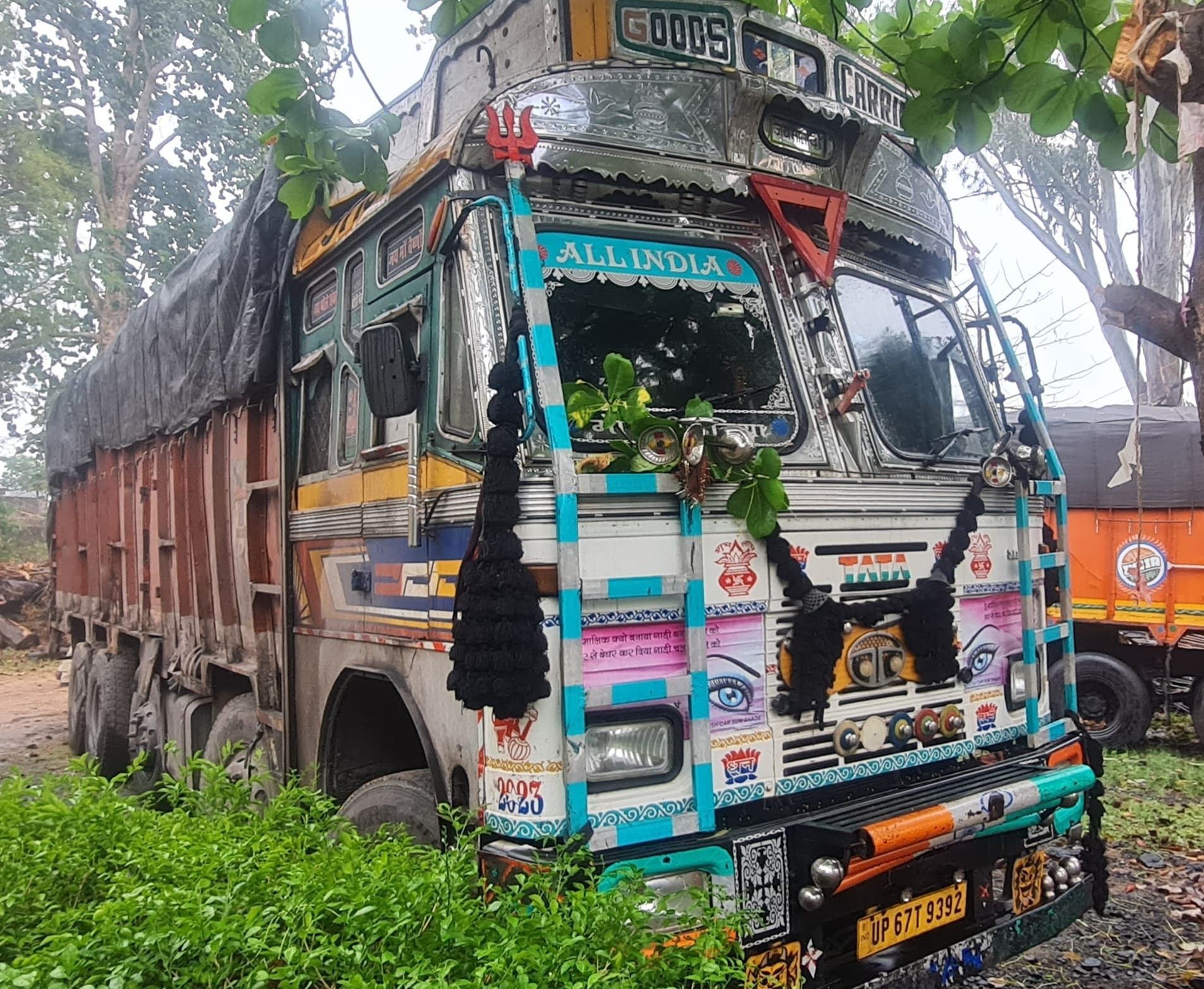 Dhanbad News: जिला प्रशासन की टीम ने राजगंज में कोयला लदे तीन ट्रक पकड़े