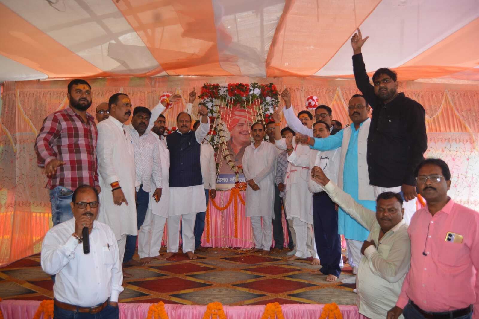 Dhanbad News: पूर्व डिप्टी मेयर नीरज सिंह को दी गयी श्रद्धांजलि