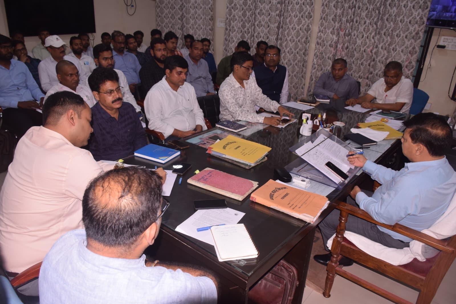 Dhanbad News: काम में लापरवाही पर दो एजेंसियों पर होगी प्राथमिकी