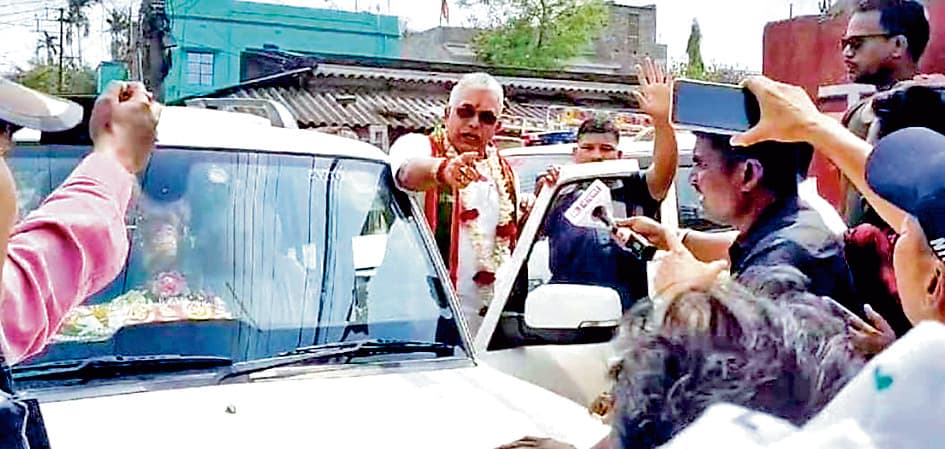 दिलीप को झेलना पड़ा महिलाओं का विरोध