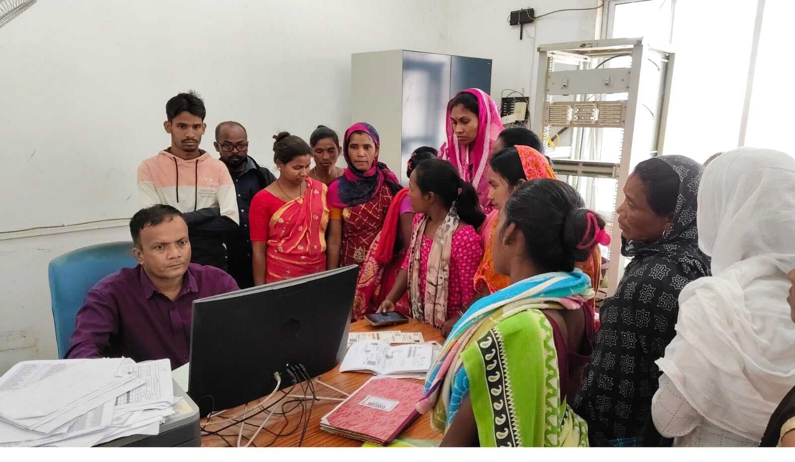 मंइयां सम्मान योजना की राशि के लिए महिलाओं की लगी भीड़