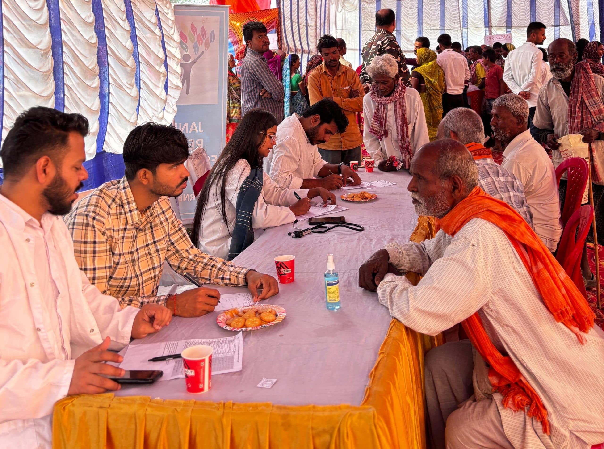 Purnia News बिहार दिवस पर चूनापुर में लगा हेल्थ कैंप, एक हजार लोगों की हुई जांच