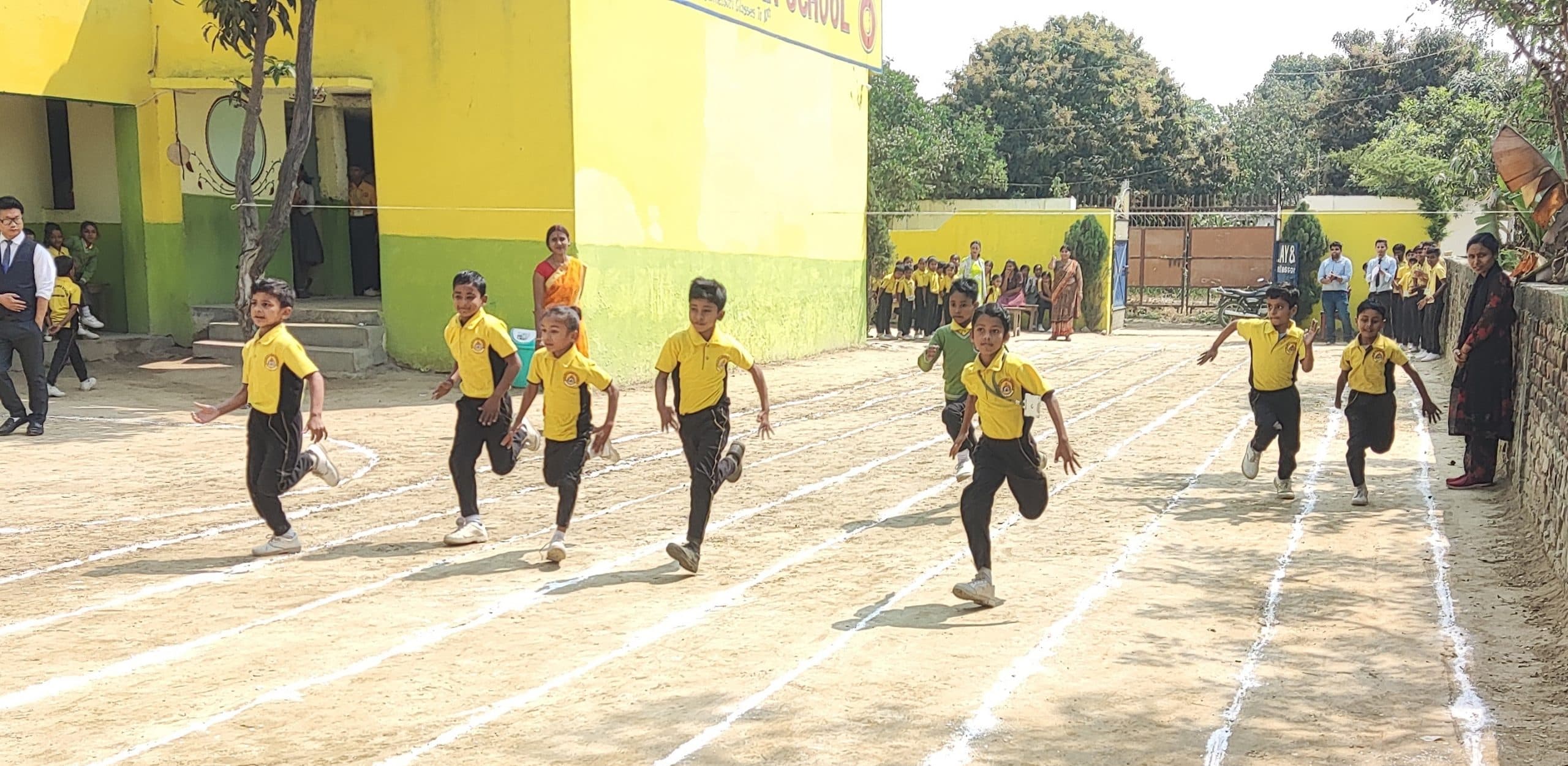 बच्चों ने बनायी बिहार के मानचित्र की आकर्षक रंगोली