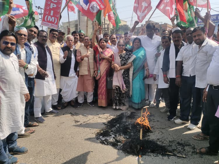 महागठबंधन दलों के नेता व कार्यकर्ता ने मुख्यमंत्री का फूंका पुतला