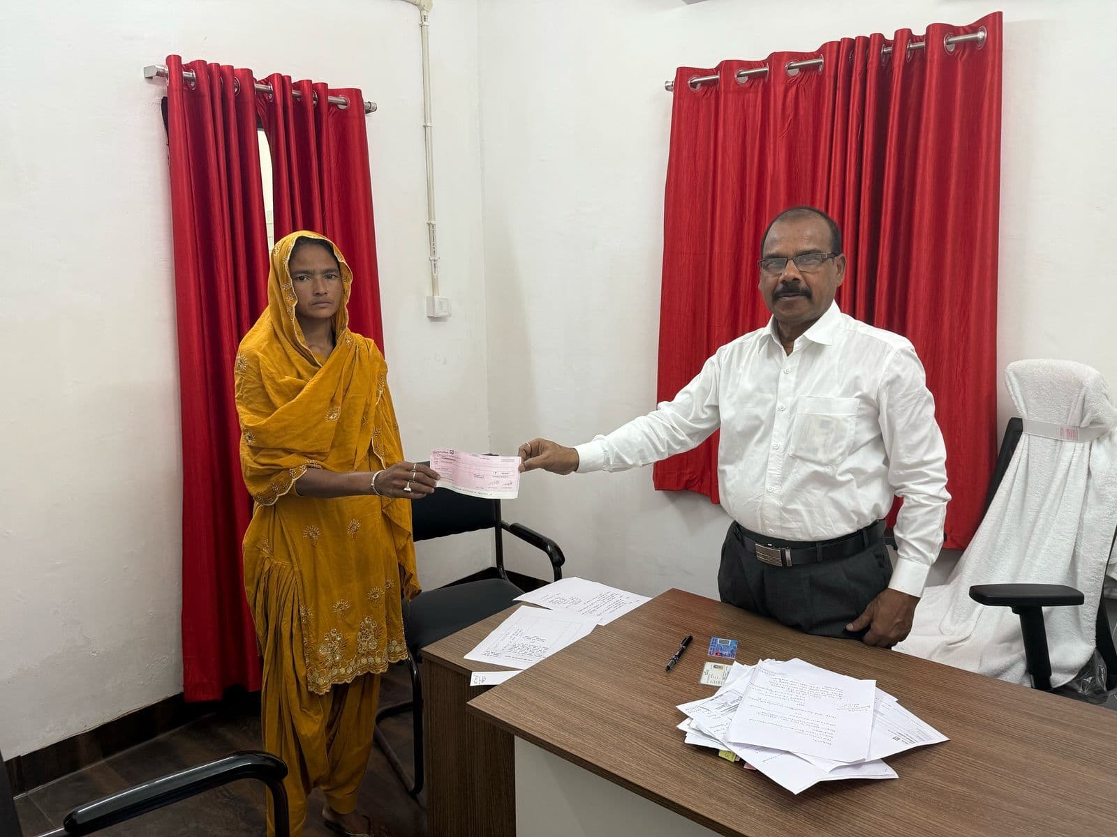 मोटर वाहन दुर्घटना दावा के तहत एक पीड़ित परिजन को दी गयी पांच लाख की राशि