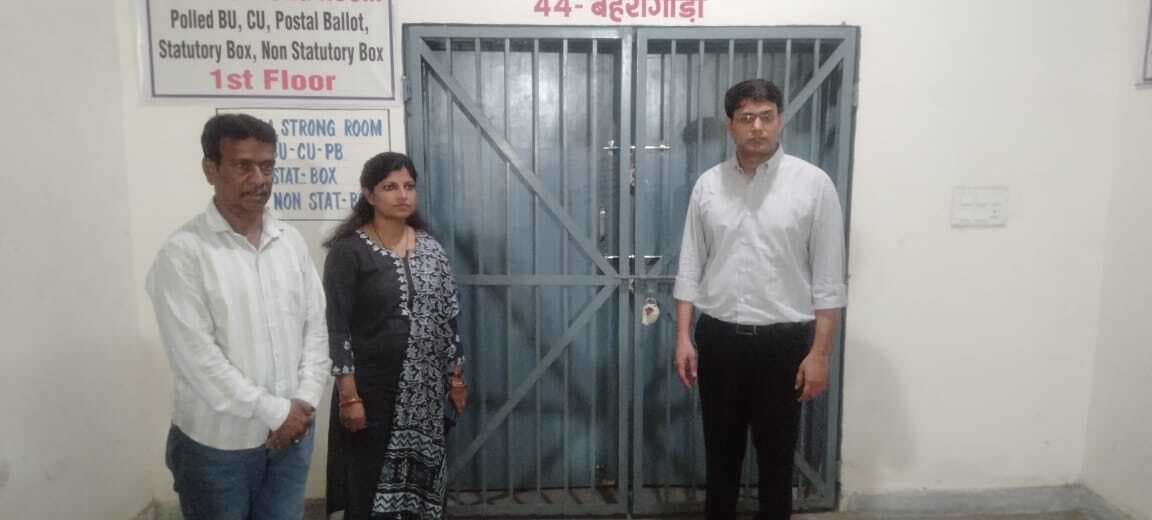 Jamshedpur news. इवीएम वेयर हाउस का जिला निर्वाचन पदाधिकारी ने किया निरीक्षण