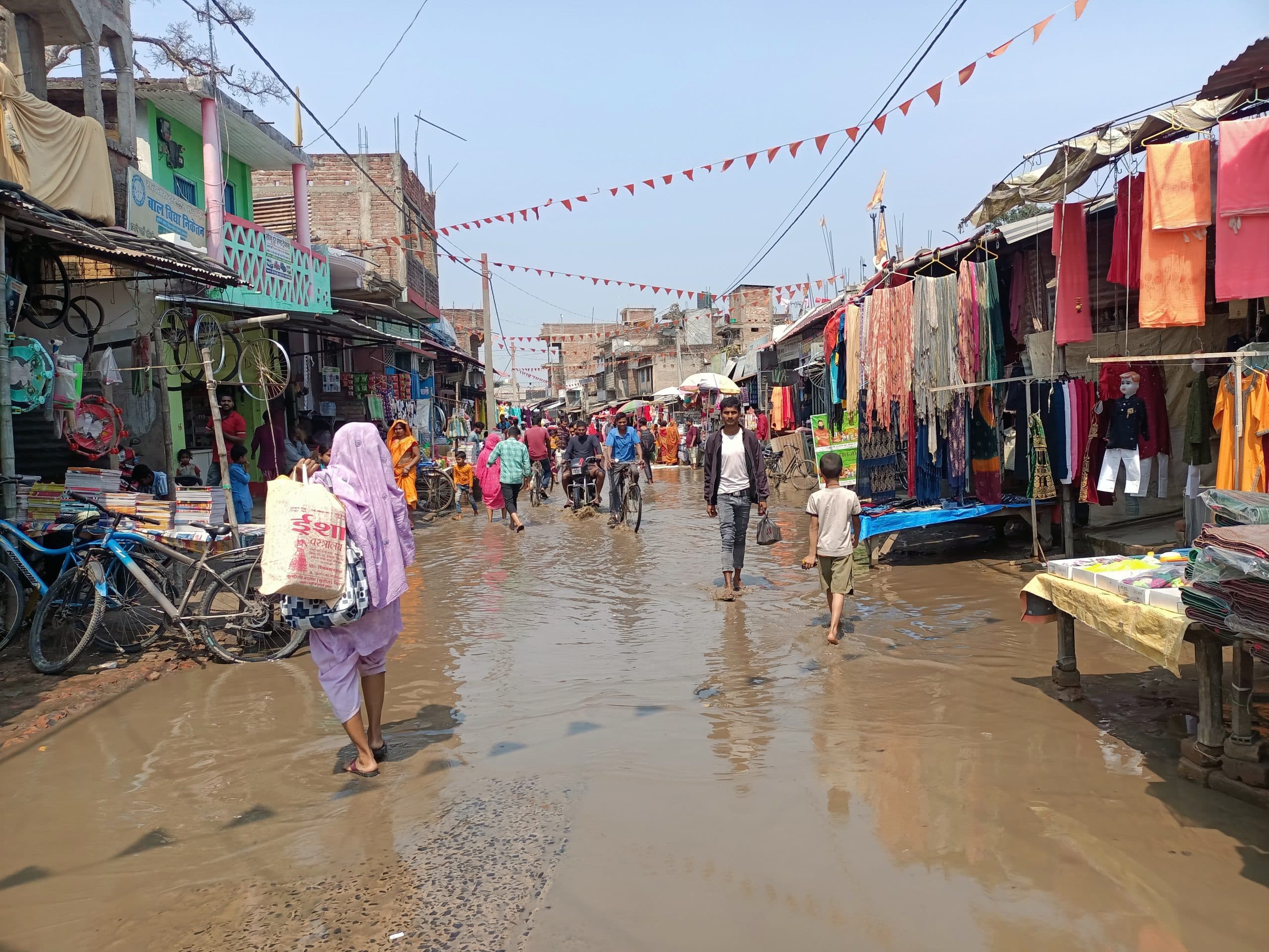 बारिश के बाद इंडो-नेपाल मुख्य सड़क पर जल जमाव