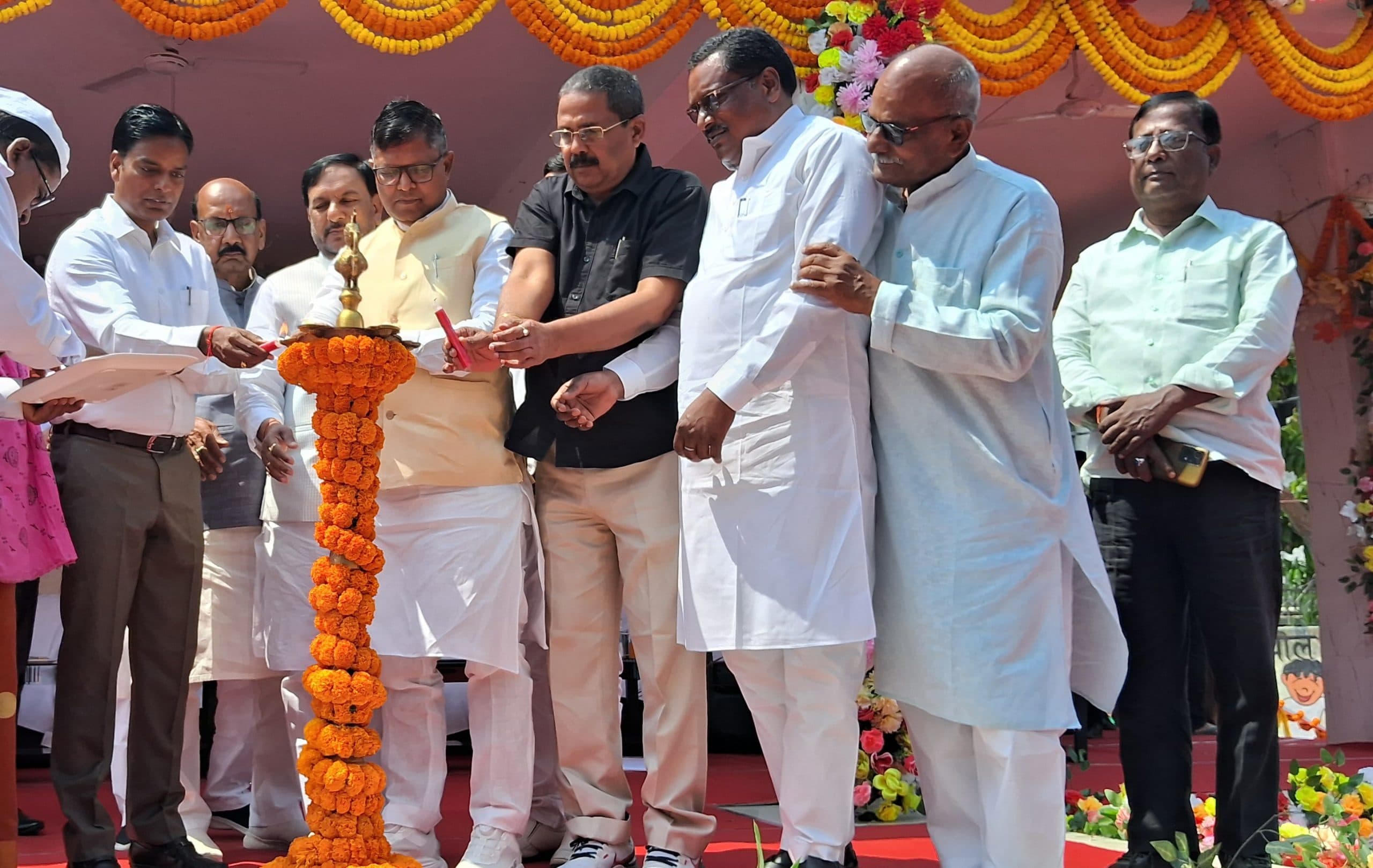 जिले के विकास में जिलावासियों का अहम योगदान : डीएम