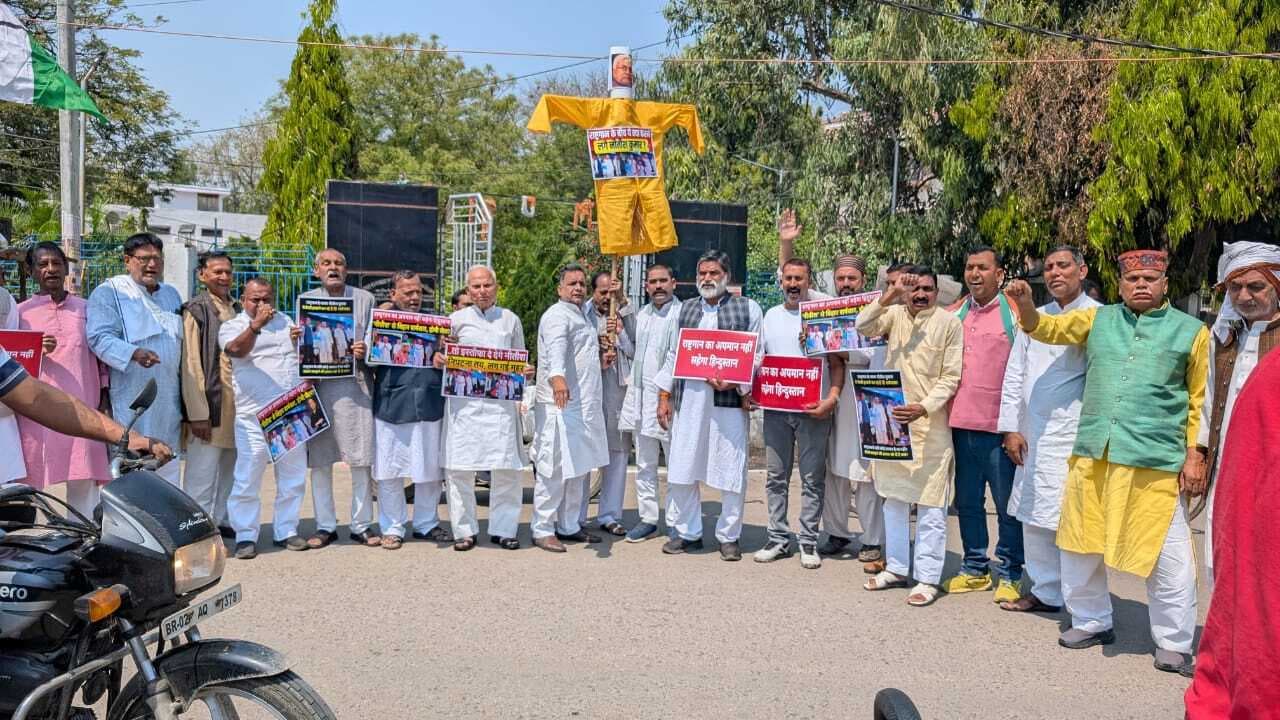 कांग्रेस ने मुख्यमंत्री के विरुद्ध किया प्रदर्शन