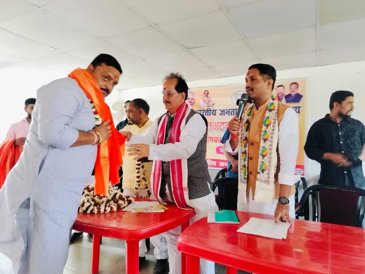 डिप्टी सीएम ने भाजपा जिला कमेटी सदस्यों सहित कार्यकर्ताओं को किया सम्मानित