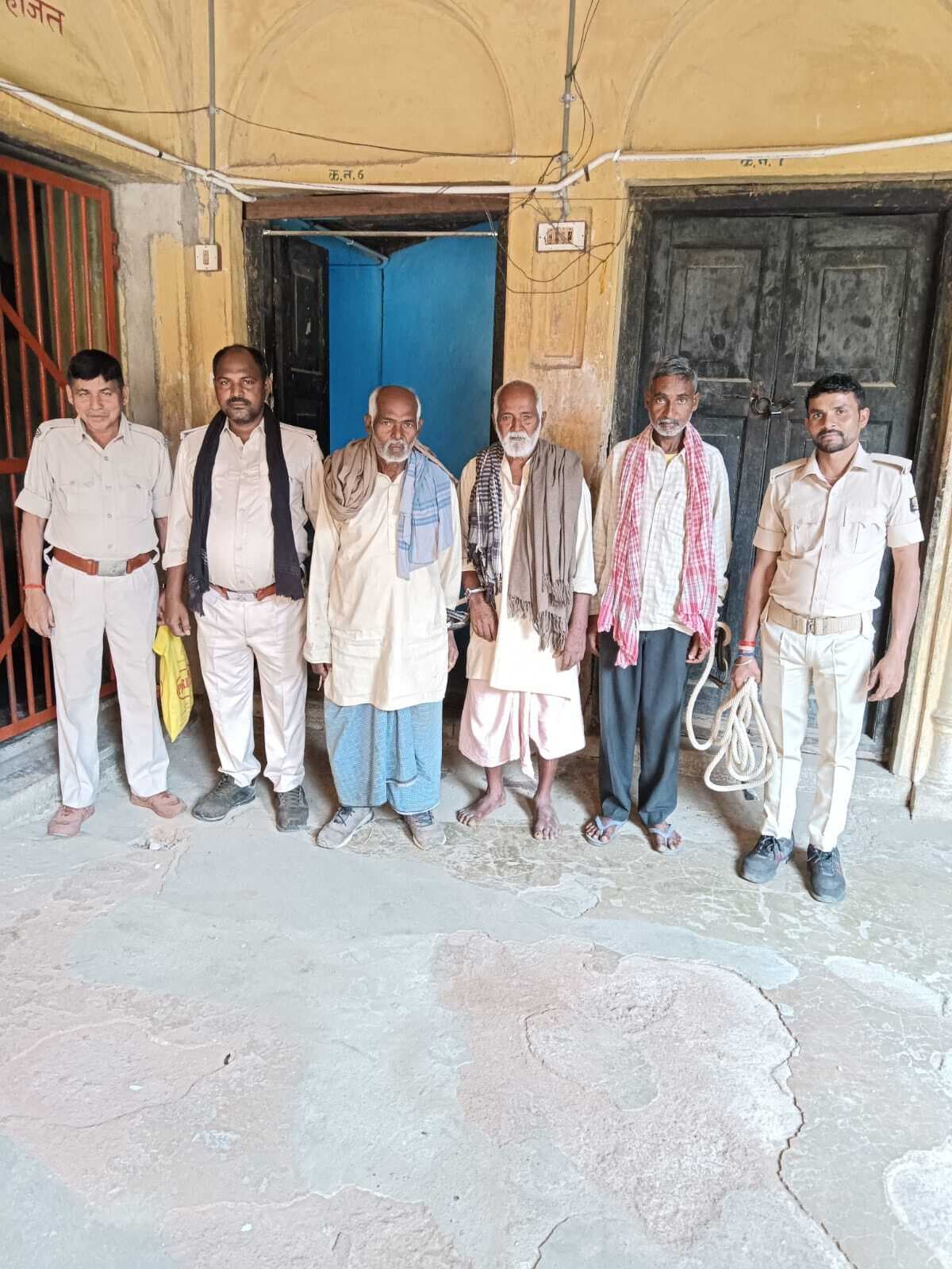 मोहन कुंडी गांव से दो व बिछवे गांव से एक वारंटी गिरफ्तार