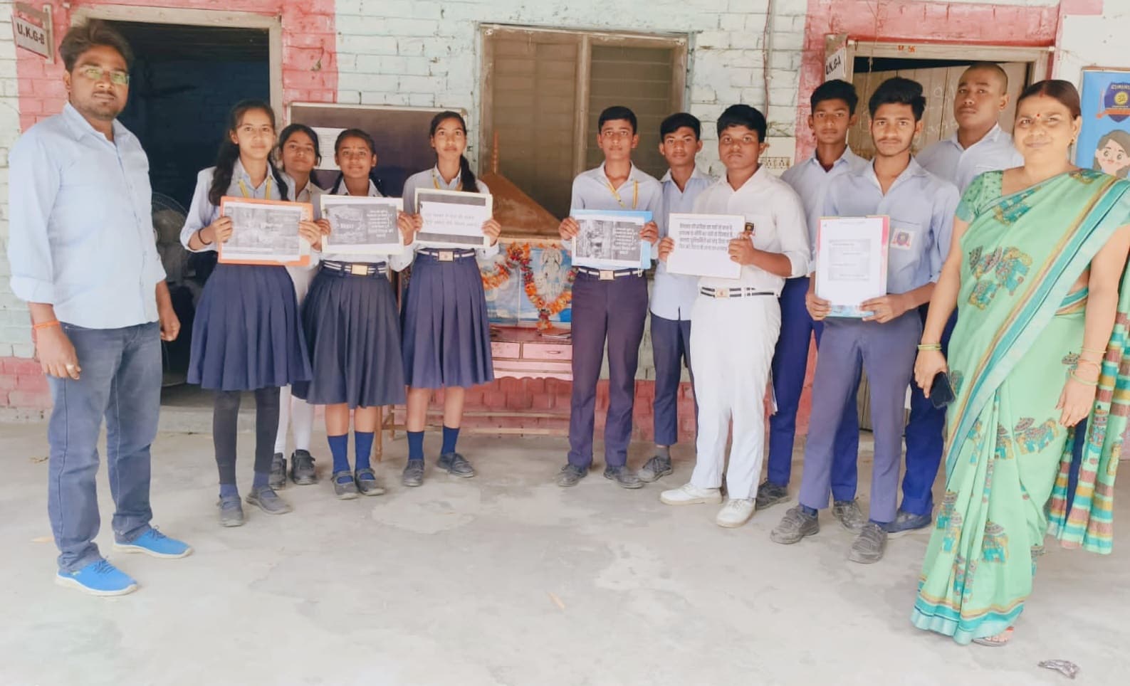 गुरुकुल स्कूल मनिहारी में बिहार दिवस मनाया मनिहारीफोटो -  उपस्थित शिक्षक व विधार्थीमनिहारी नगर के गुरुकुल इंटरनेशनल स्कूल में बिहार दिवस मनाया गया. प्रार्थना सभा के बाद आयोजित इस कार्यक्रम में विद्यार्थियों और शिक्षकों ने उत्साह पूर्वक भाग लिया. कार्यक्रम की शुरुआत दीप प्रज्वलन से हुई. इस अवसर पर विशेष रूप से आयोजित भाषण प्रतियोगिता में कक्षा नवम की छात्रा कनिका गुप्ता, प्रीति कुमारी, कक्षा पंचम से विराट सिंह,  प्रज्ञा कुमारी कक्षा चतुर्थ से सांगवी पांडे, आयशा सिन्हा ने बिहार की उपलब्धियों, कला, साहित्य और विकास पर अपने विचार रखे.  कार्यक्रम के अंत में विद्यालय के प्राचार्य  मंजू सिंह ने बिहार के गौरवशाली अतीत और उज्ज्वल भविष्य पर जानकारी दी.  विद्यार्थियों को प्रेरित किया विद्यालय प्रबंधन ने इस आयोजन की सराहना करते हुए कहा कि ऐसे कार्यक्रम विद्यार्थियों में अपने राज्य के प्रति गर्व और आत्मीयता की भावना जागृत करते है.  बिहार दिवस का यह आयोजन सभी के लिए ज्ञानवर्धक और प्रेरणादायक रहा. मौके पर शिक्षक विक्रमादित्य सिंह, ज्योति कुमारी, आशीष यादव, अनीता श्रीवास्तव, दीक्षा कुमारी, आदित्य कुमार, पूजा कुमारी, राजीव श्रीवास्तव, प्रिया गुप्ता, प्रवीण कुमार,  कोमल प्रिया, अनु कुमारी, रुनु कुमारी एडमिनिस्ट्रेटर सहदेव कुमार, एकेडमिक इंचार्ज ई राजेश पोद्दार आदि मौजूद थे.