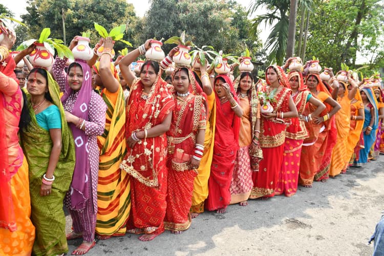 अष्टयाम महायज्ञ को लेकर निकाली कलश यात्रा