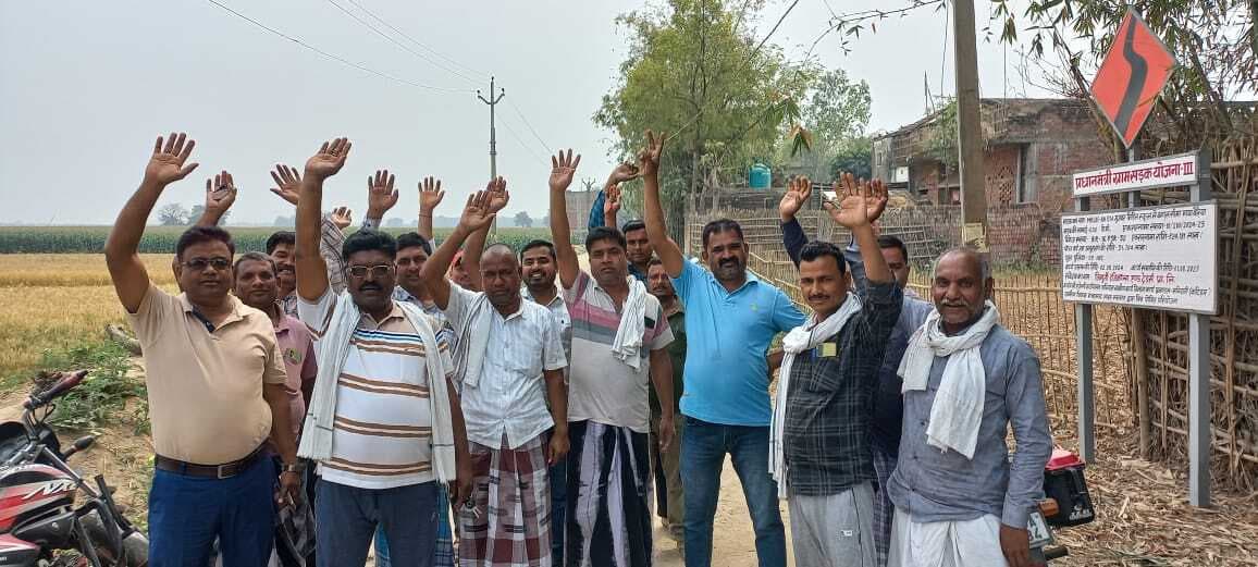 सड़क निर्माण में अनियमितता को लेकर ग्रामीणों ने किया विरोध