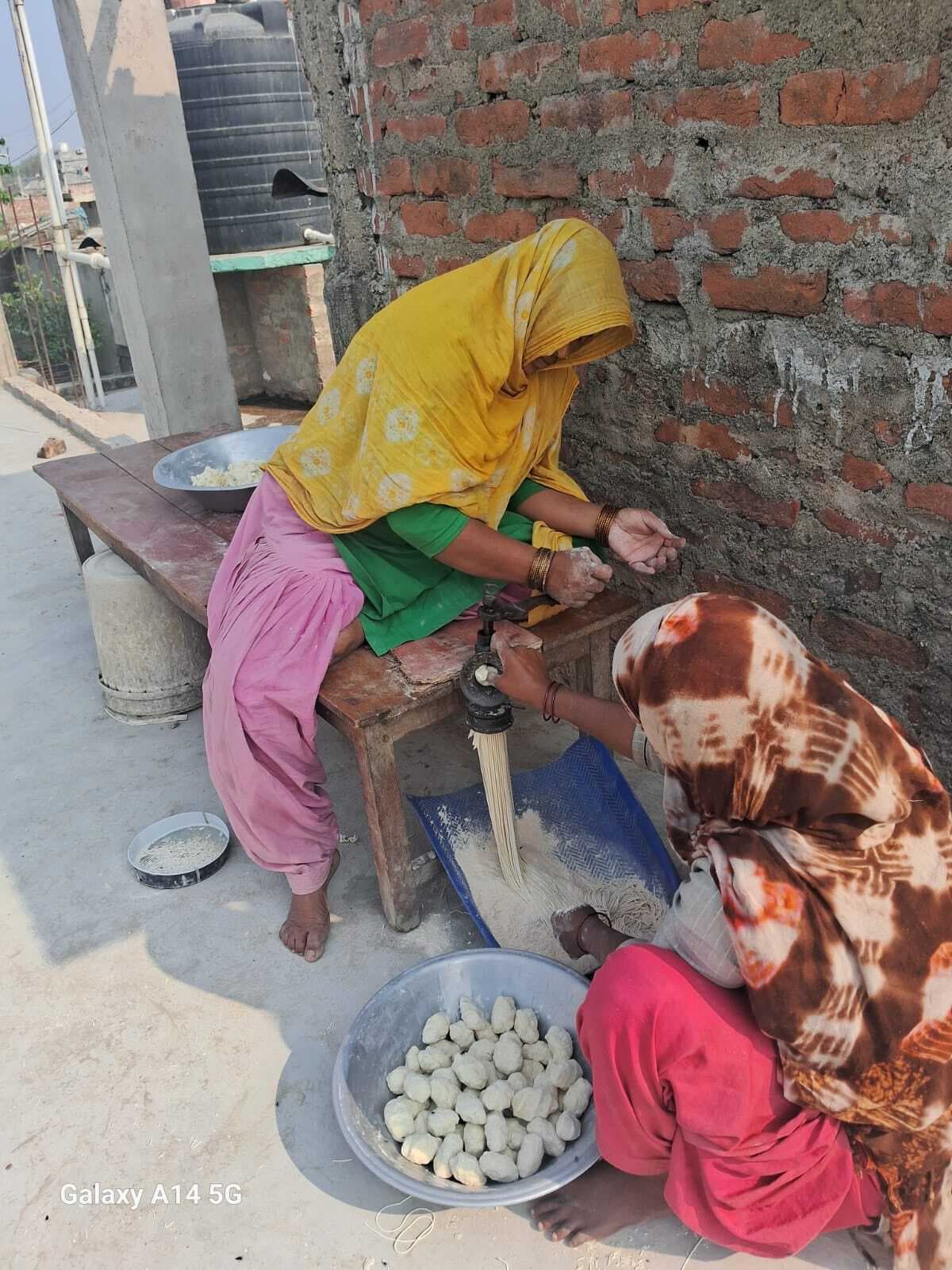 ग्रामीण महिलाओं ने नहीं छोड़ा देसी सवइयों का स्वाद