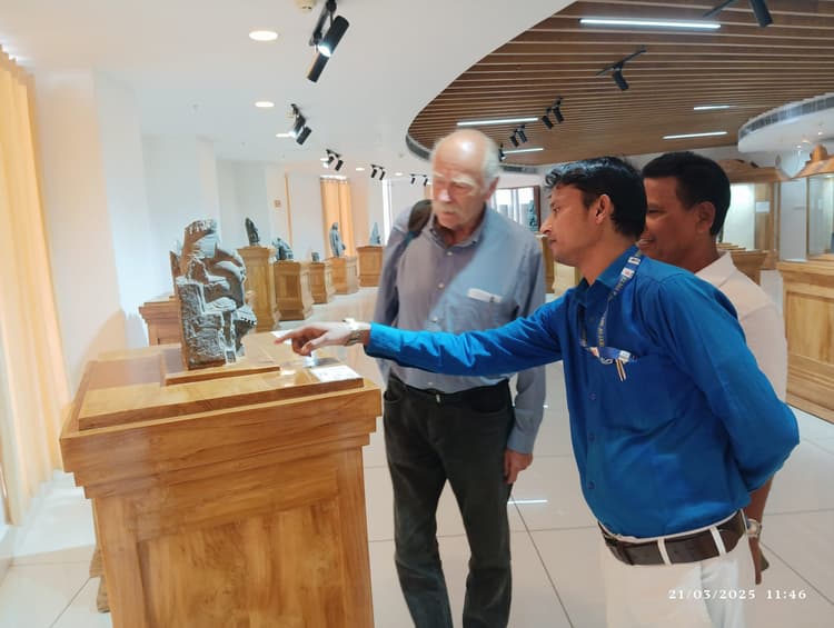 अमेरिका के प्रोफेसर रौब लिनरौथ ने किया संग्रहालय का भ्रमण