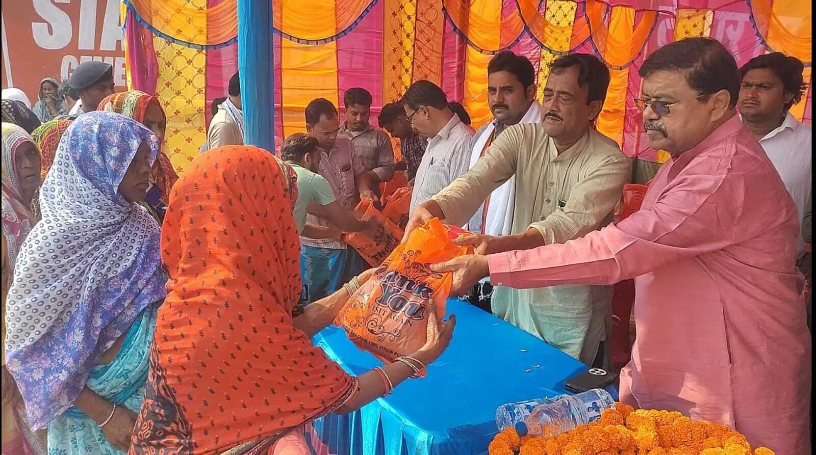 महिलाओं में एमएलसी व मुखिया ने वस्त्र-खाद्य सामग्री बांटे