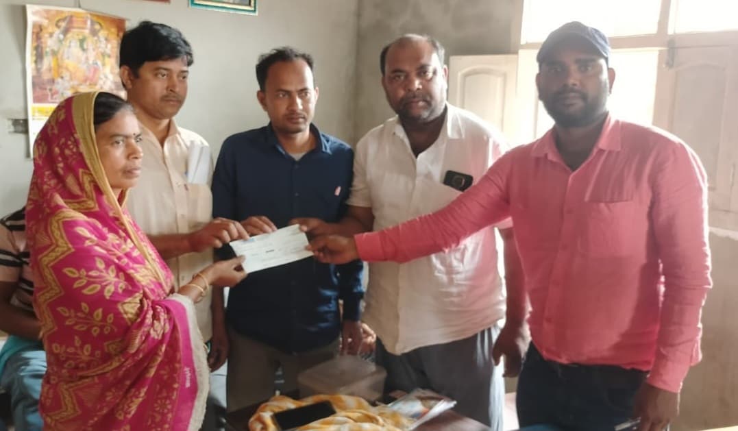 30 लाभुकों को मिला कबीर अंत्येष्टि योजना का चेक