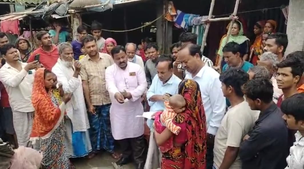 अग्निपीड़ितों से मिलकर की आर्थिक मदद