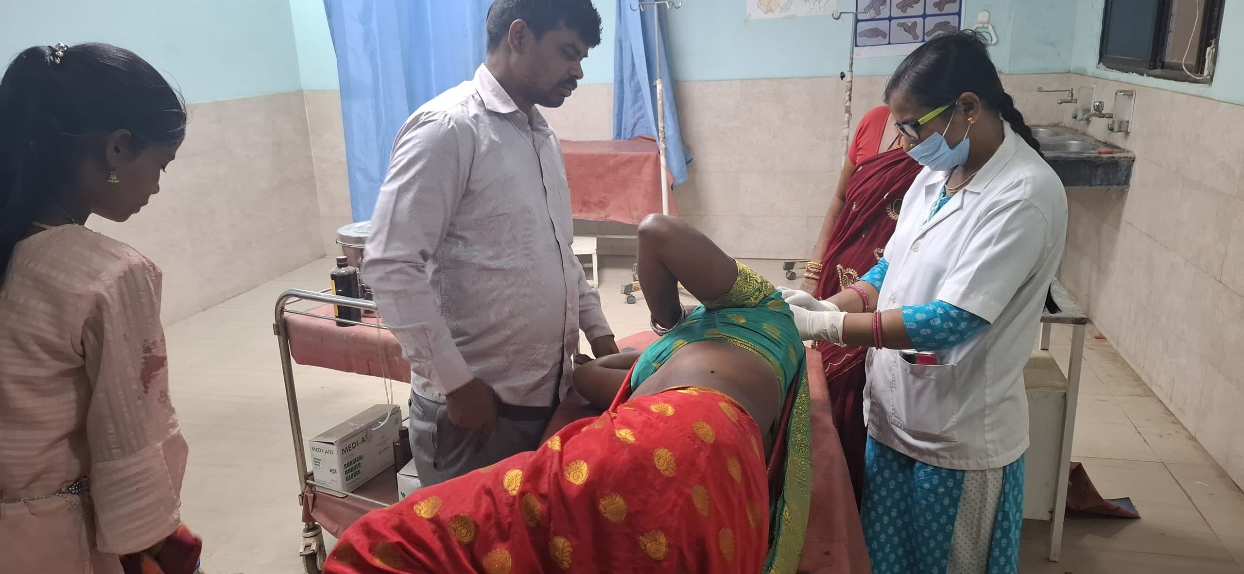 बाइक से गिरे पति-पत्नी, पत्नी गंभीर रूप से घायल