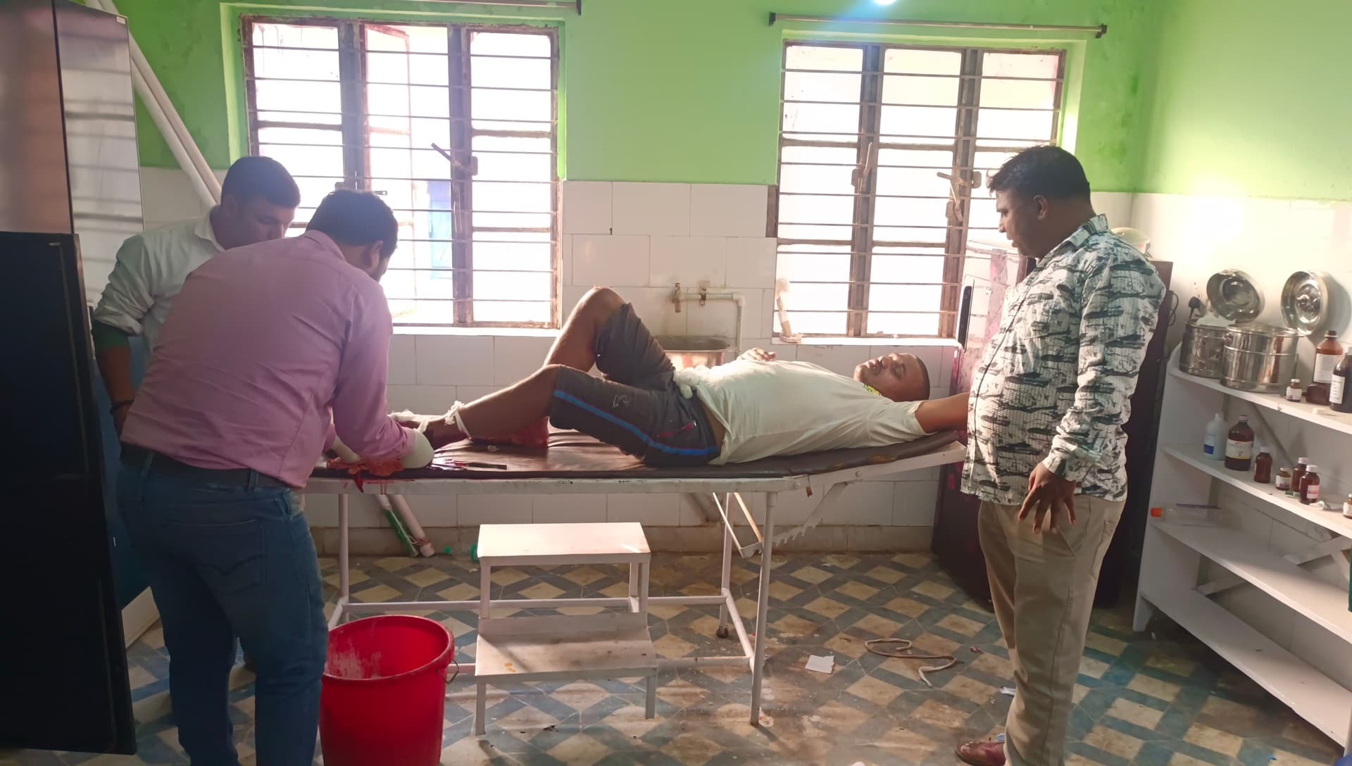 Deoghar news : तेज रफ्तार टैंकर ने सड़क किनारे खड़े  पांच व्यक्ति को मारा धक्का, घायलों को कराया भर्ती