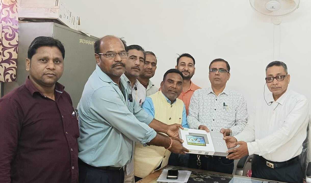 108 स्कूलों में शिक्षकों को दिया गया टेबलेट