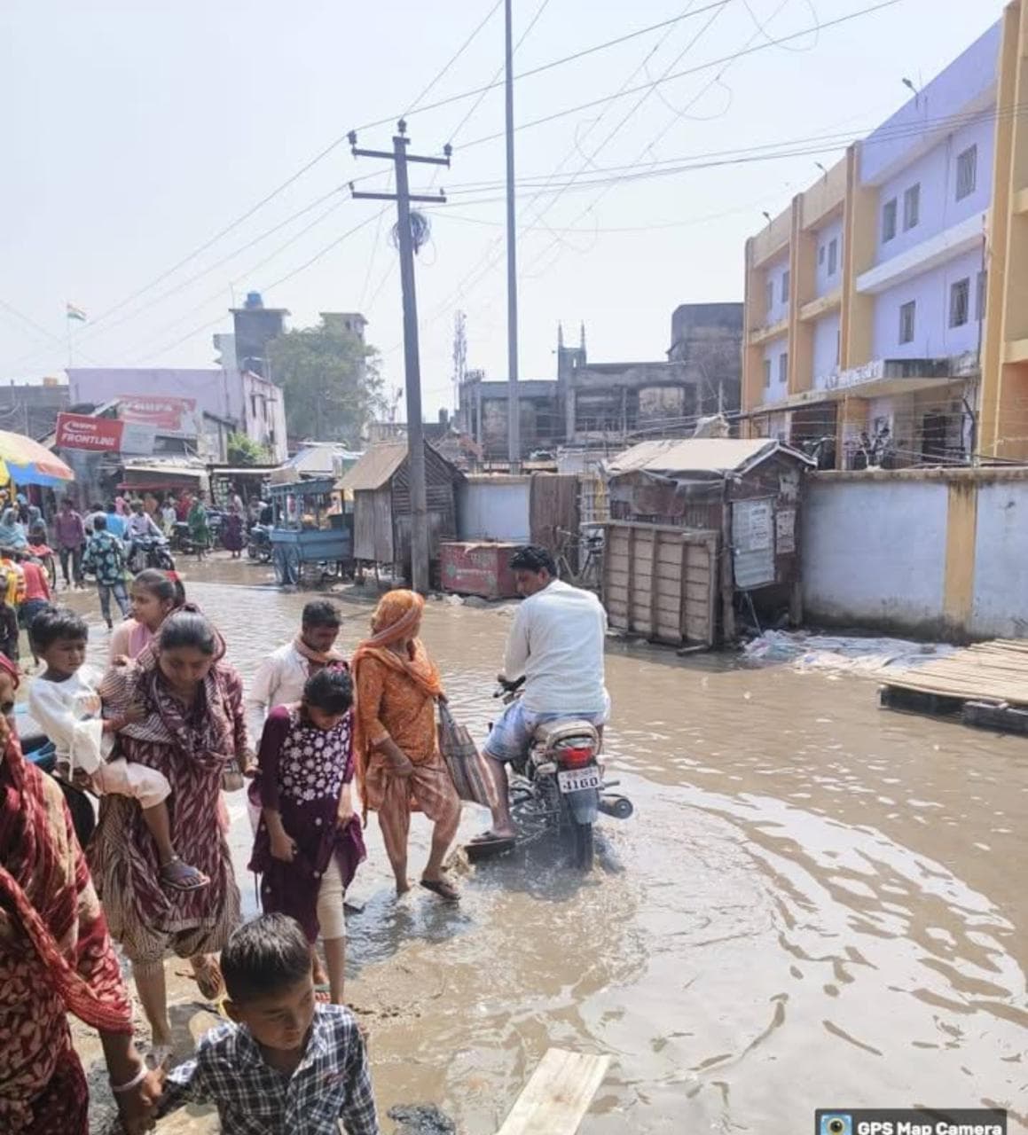 बेमौसम बारिश से नगर पंचायत की मुख्य सड़क डूबी