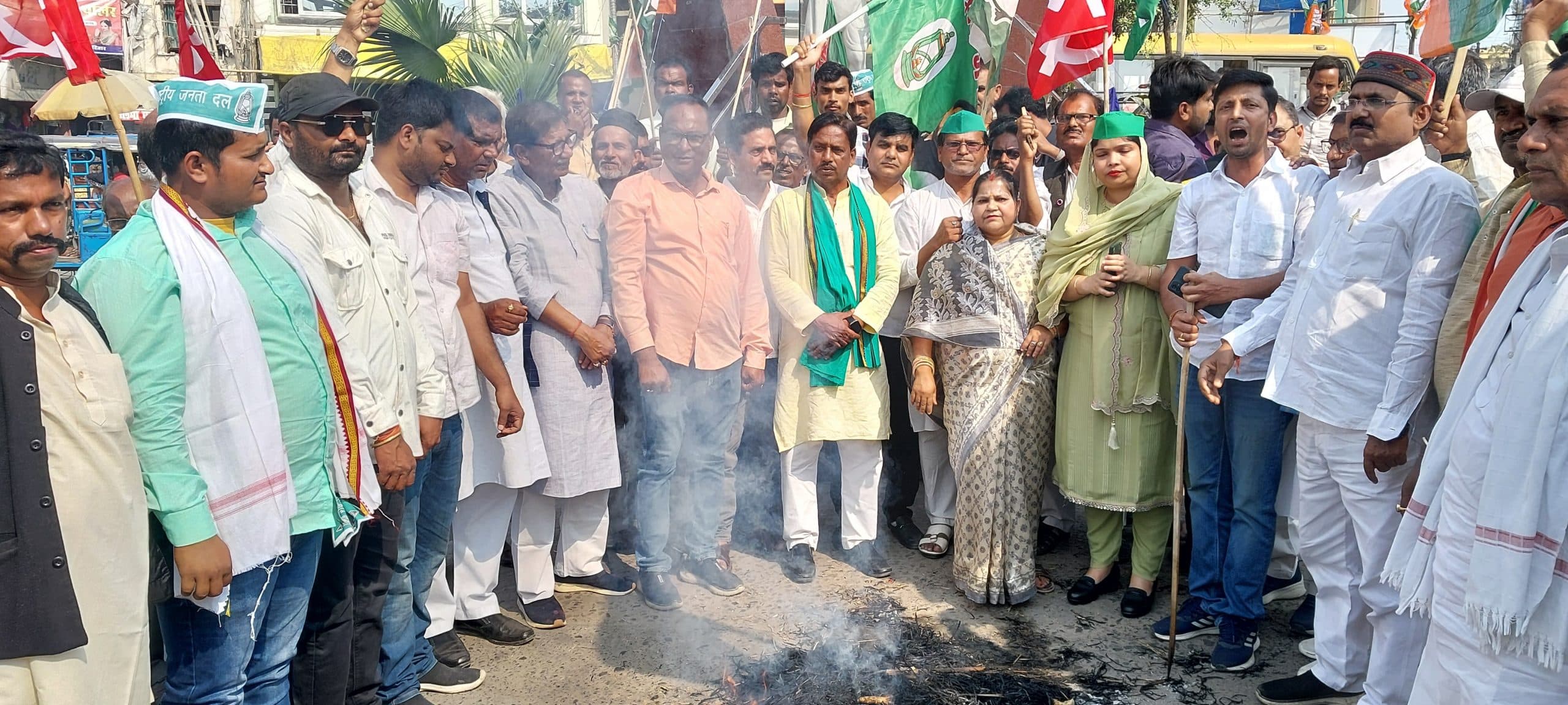 राष्ट्रगान के अनादर करने पर मुख्यमंत्री का किया पुतला दहन