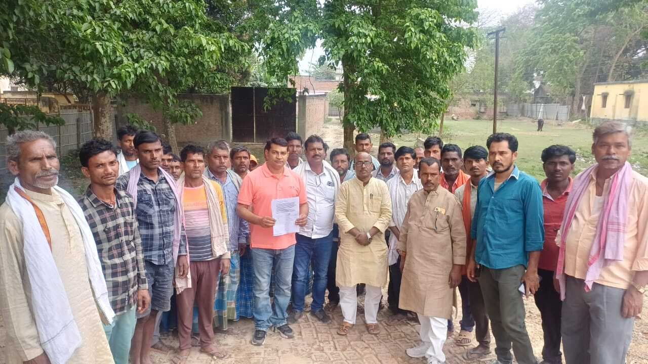 प्रखंड परिसर में अनिश्चितकालीन भूख हड़ताल शुरू