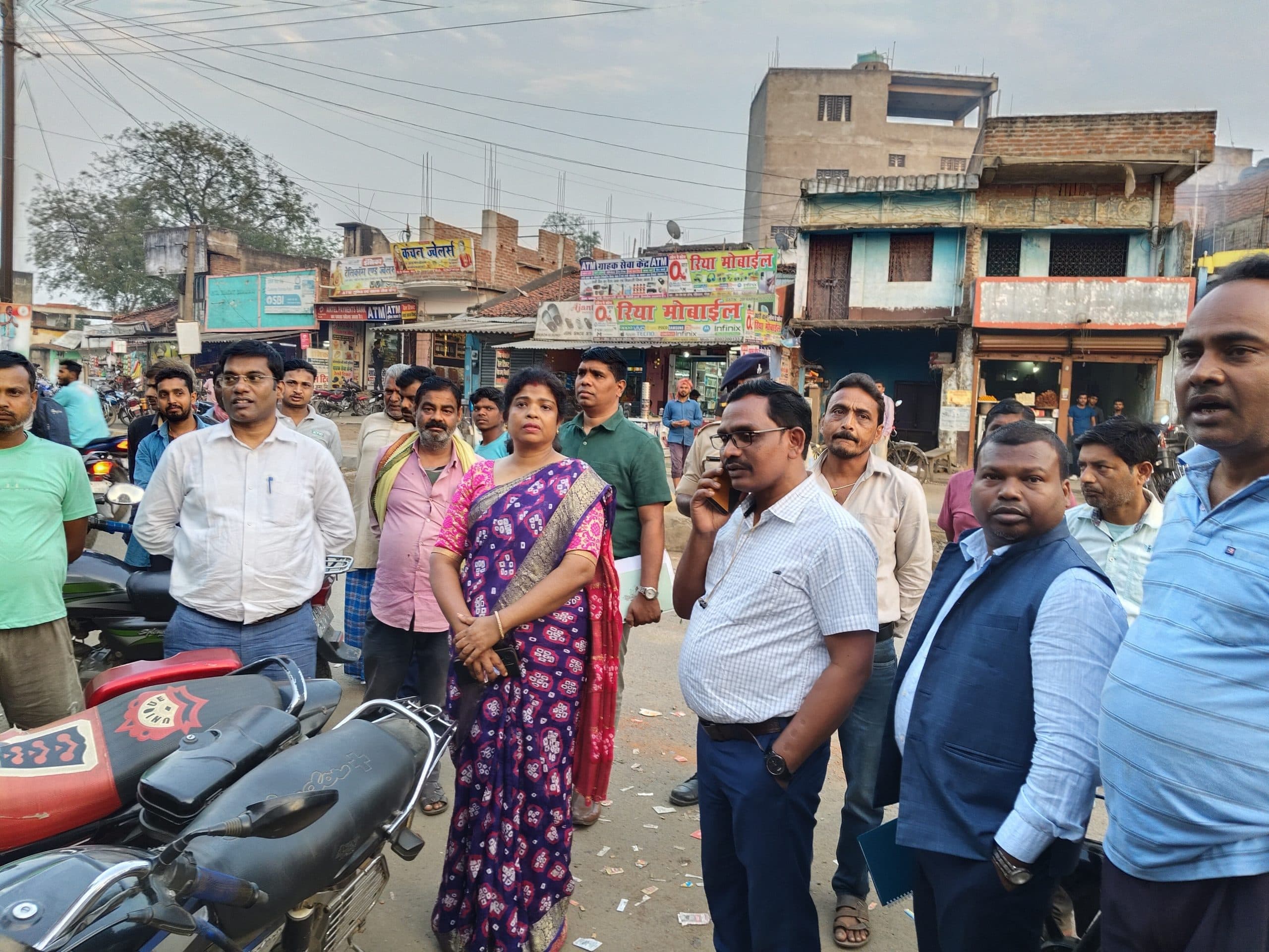 बीडीओ के साथ डीडीसी ने लिया मॉर्केट कॉम्प्लेक्स का जायजा