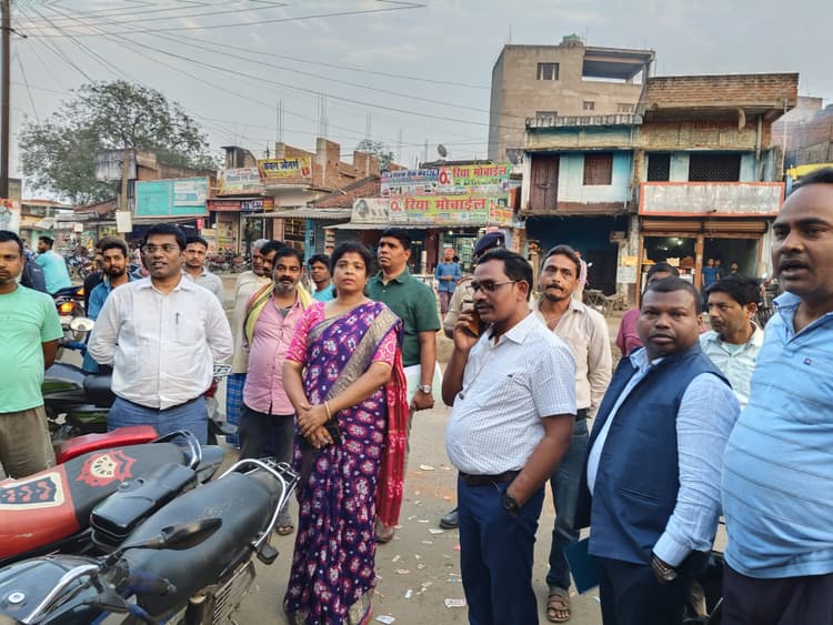 बीडीओ के साथ डीडीसी ने लिया मॉर्केट कॉम्प्लेक्स का जायजा